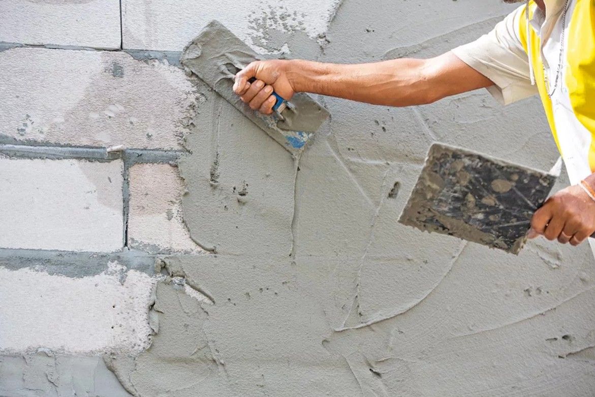 нанесение лучшей цементной штукатурки на стену