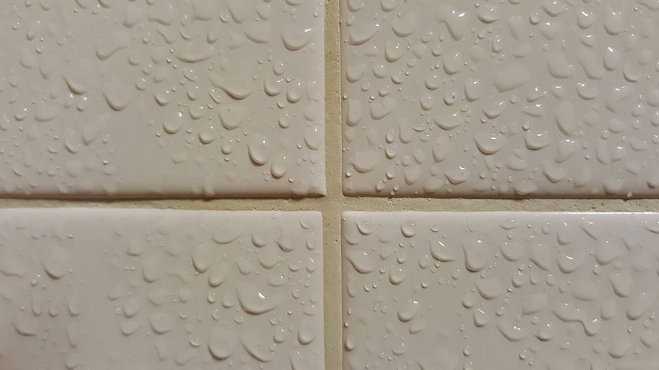 Швы плитки для ванной комнаты, уложенной на гипсокартон