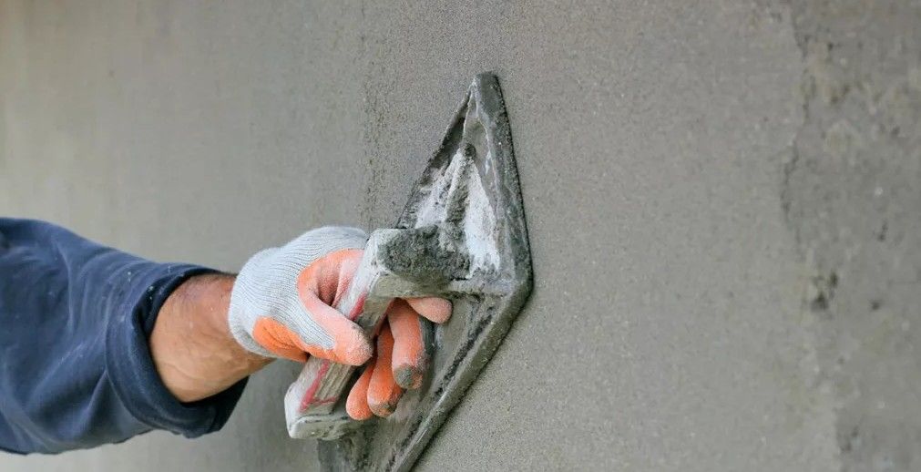 цементная штукатурка для ванной на стене